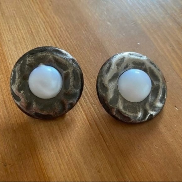 Vintage 80’s Faux Pearl Enamel Clip On Earrings - Picture 2 of 5